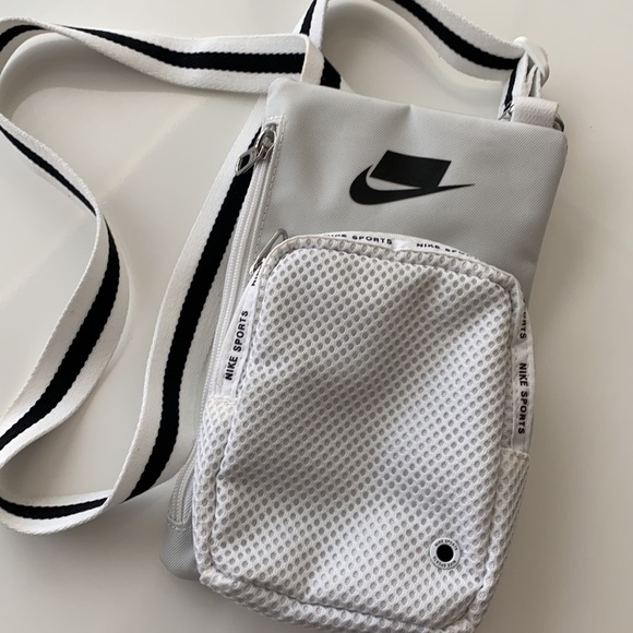 Nike Handbags - Nike crossbody bag